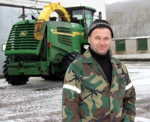 Самых добрые слова высказывают в руководстве предприятия и в адрес тракториста-машиниста Виктора Ермолика. С весны до поздней осени он работает на комбайне.