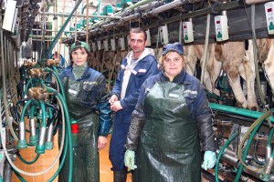 Людмила Шаблий и Наталья Чернуха работают операторами машинного доения на молочнотоварной ферме «Рудовляны», а в обязанности Александра Ковтика входит обслуживание и ремонт агрегатов и механизмов на ферме.