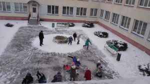 Во внутреннем дворике Малоберестовицкой средней школы залит каток